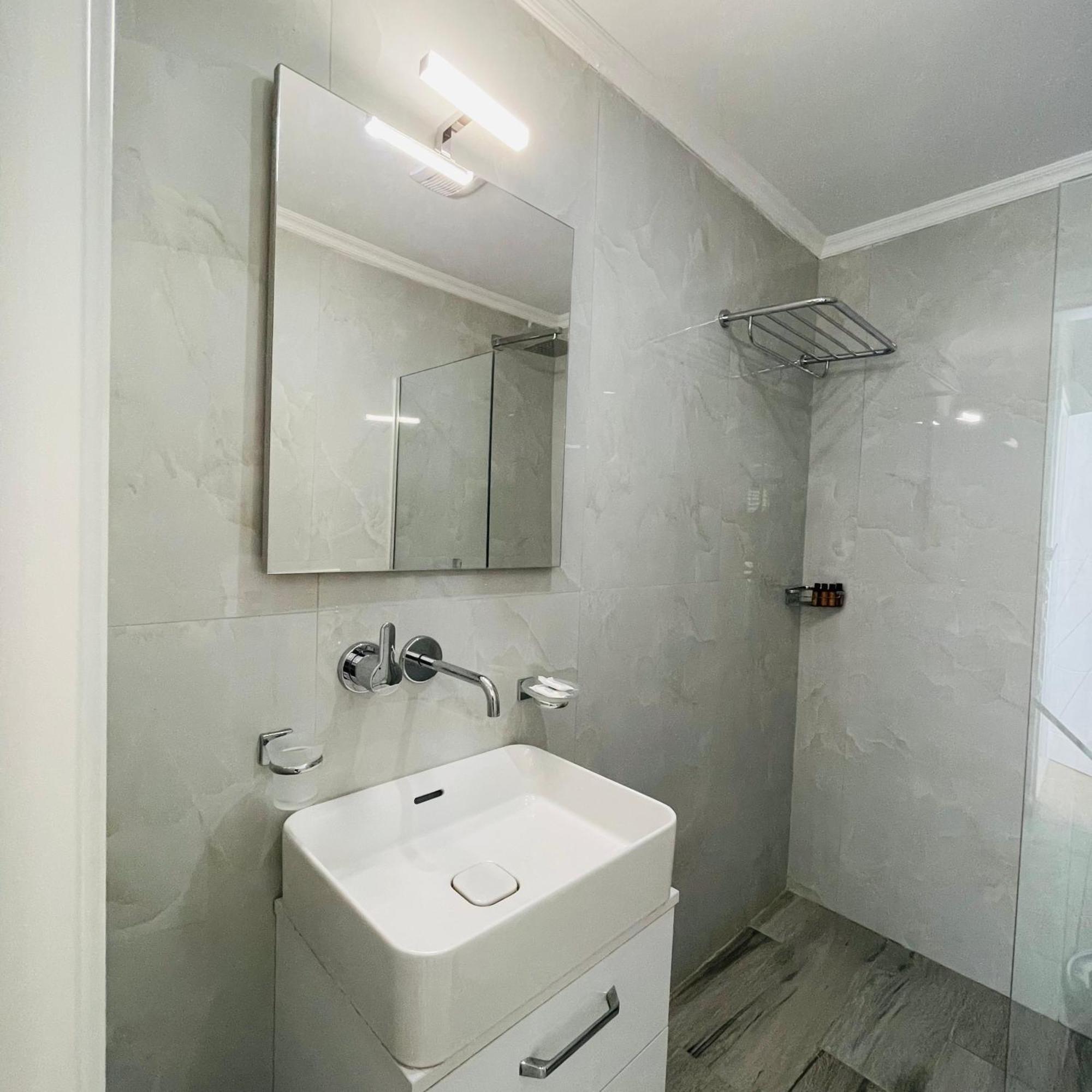Guesthouse Near The Castle Of Himare Exteriör bild