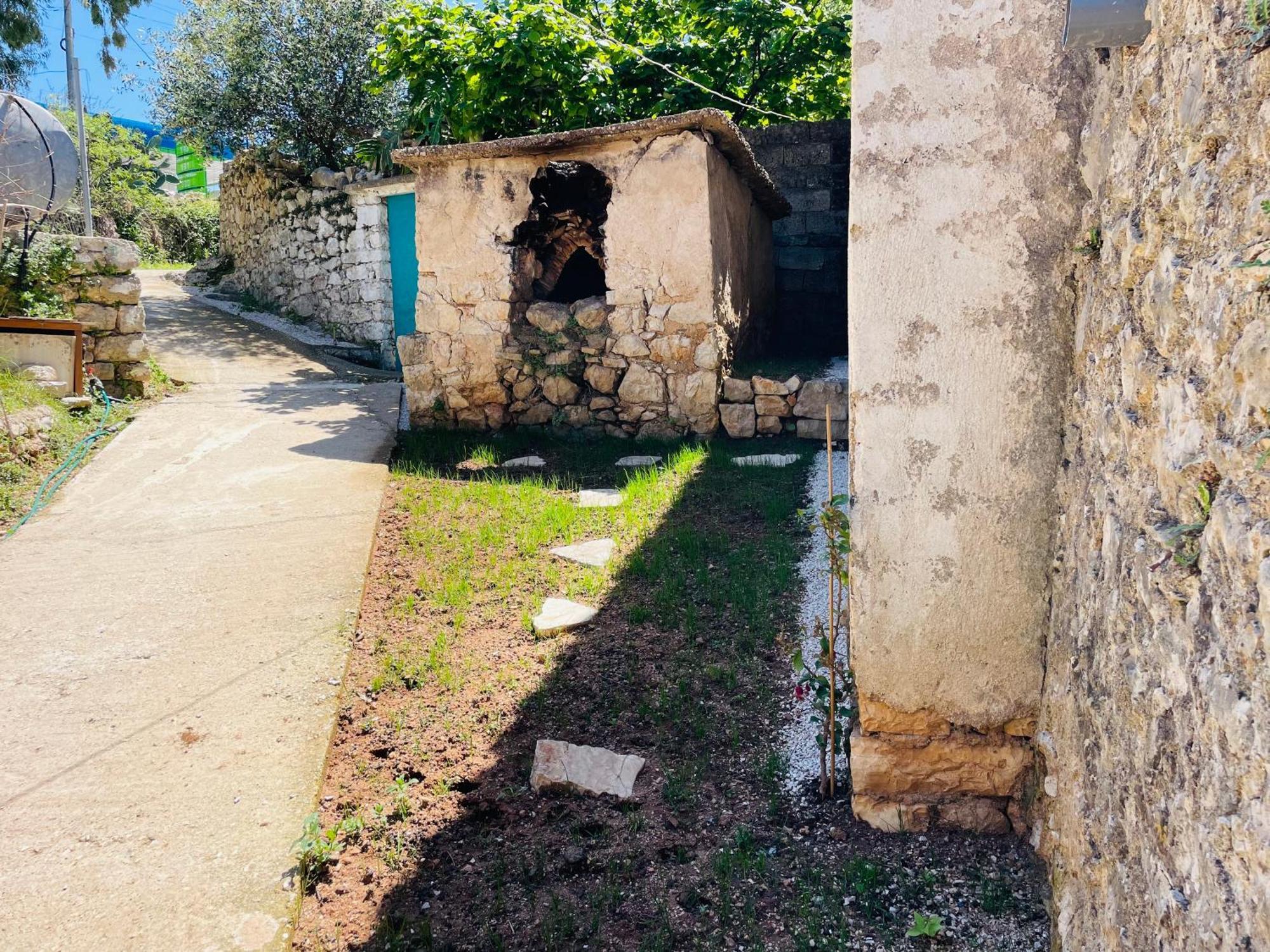 Guesthouse Near The Castle Of Himare Exteriör bild