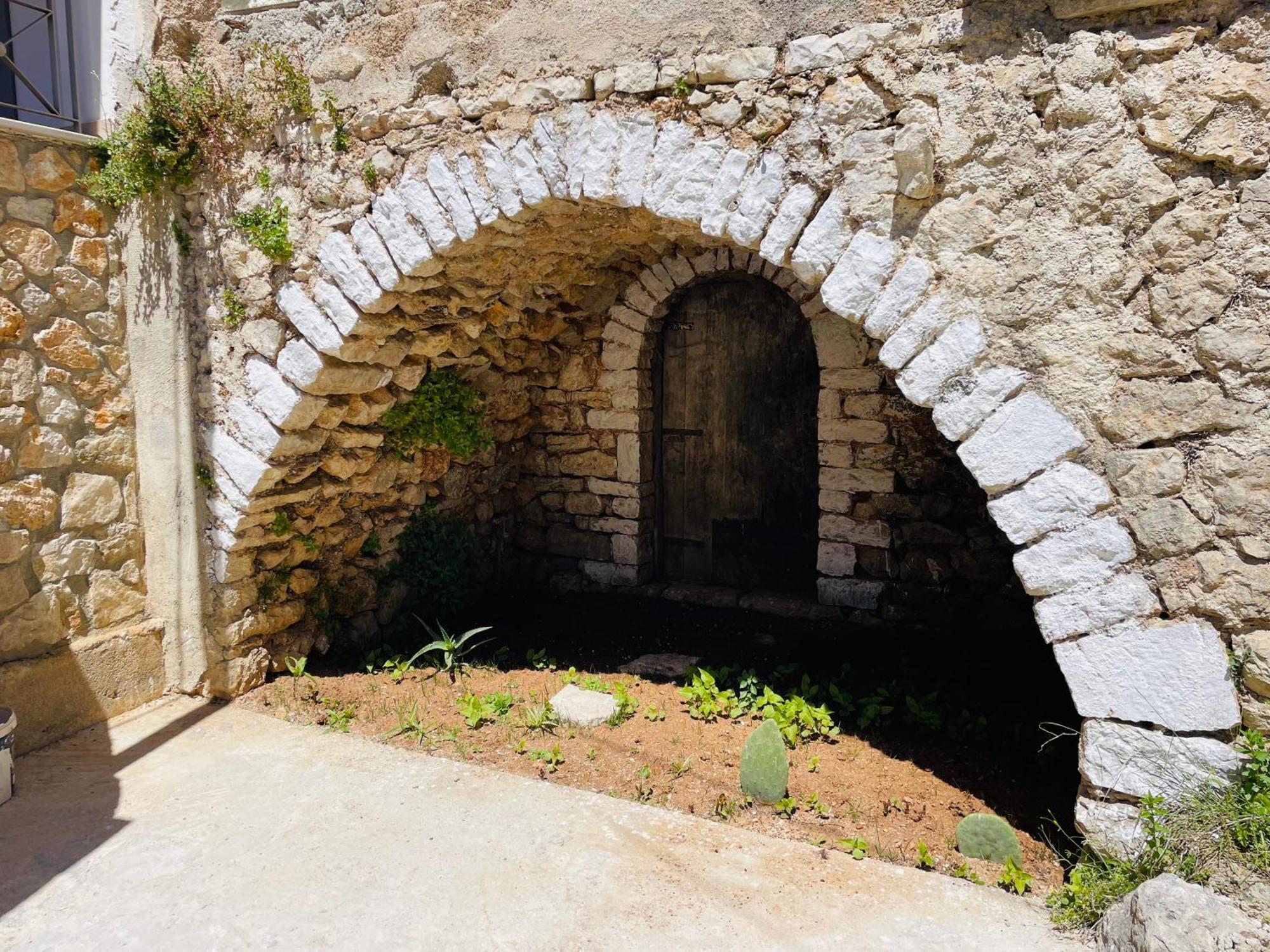 Guesthouse Near The Castle Of Himare Exteriör bild