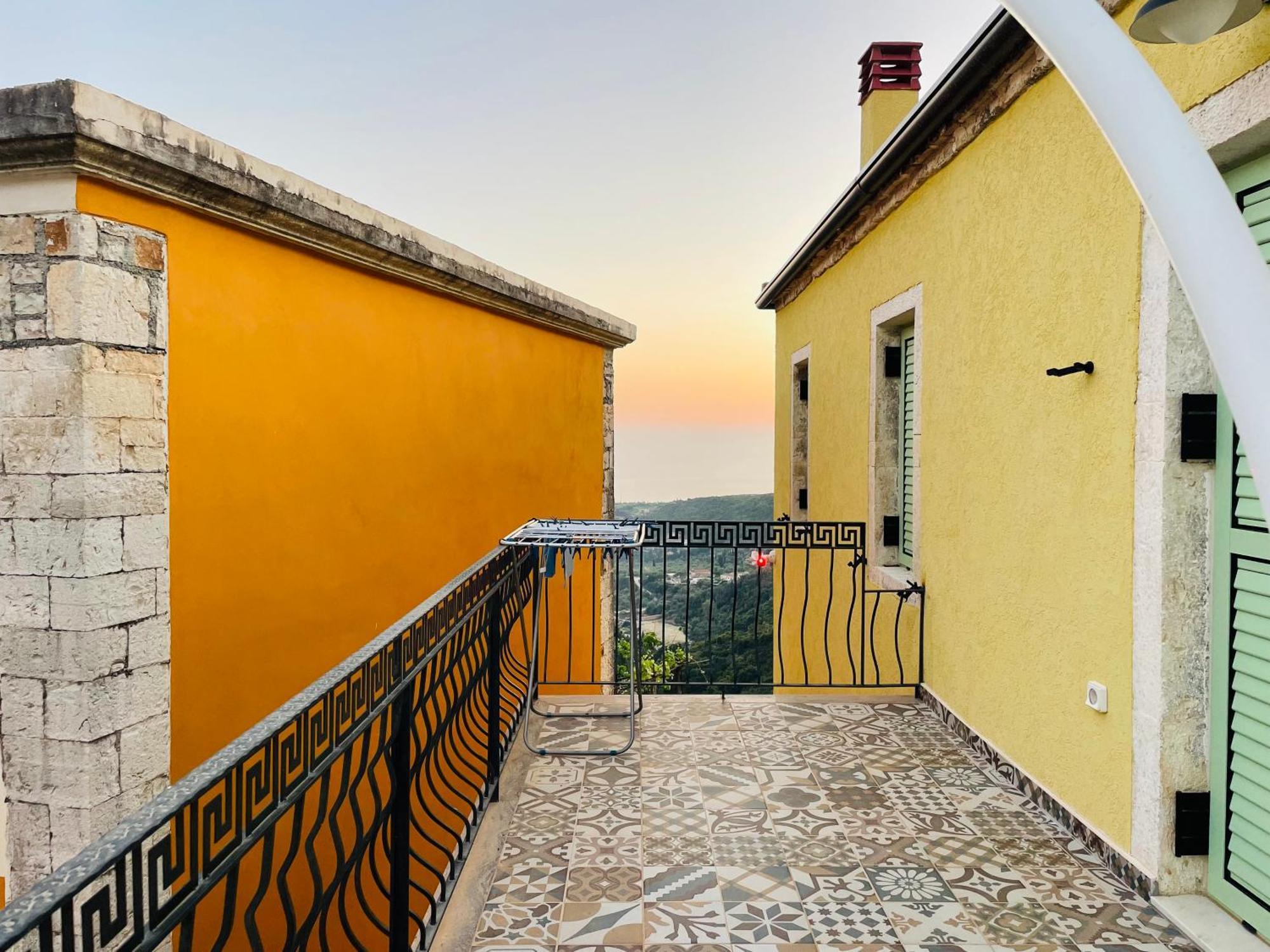 Guesthouse Near The Castle Of Himare Exteriör bild