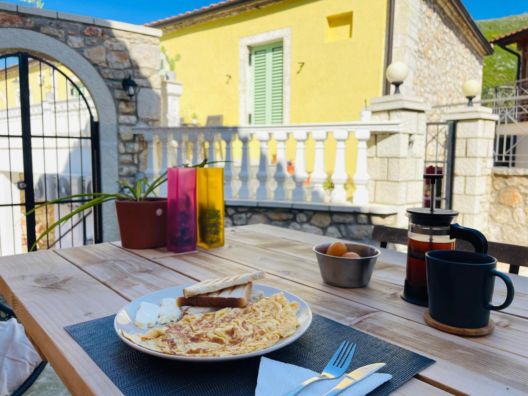 Guesthouse Near The Castle Of Himare Exteriör bild