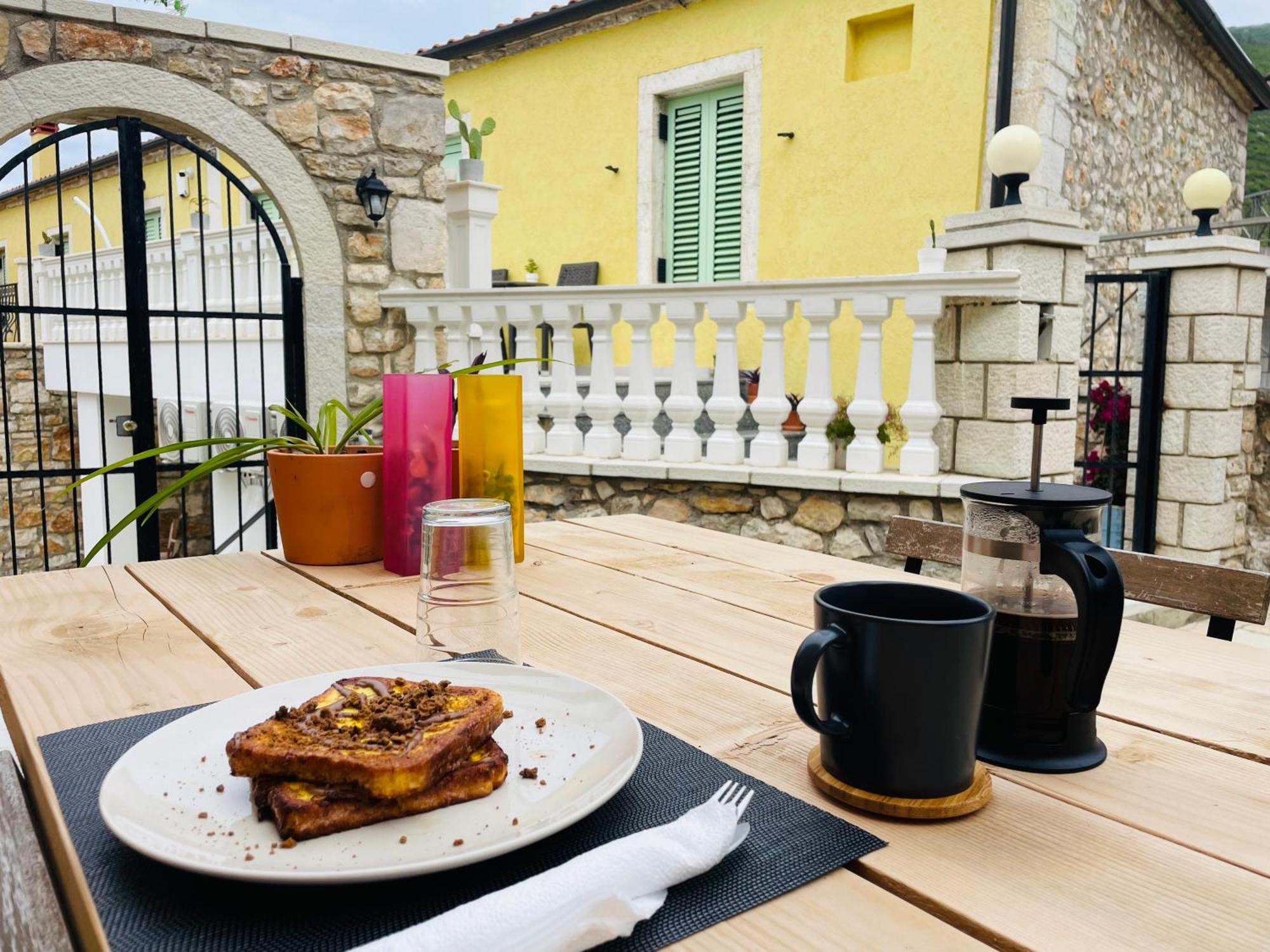 Guesthouse Near The Castle Of Himare Exteriör bild