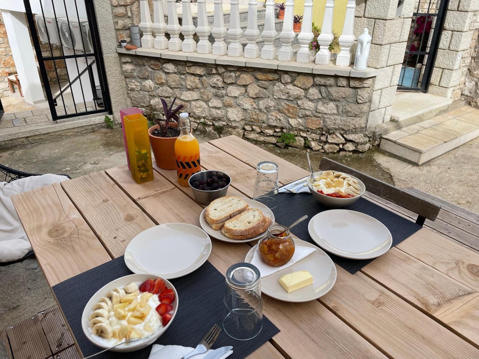 Guesthouse Near The Castle Of Himare Exteriör bild