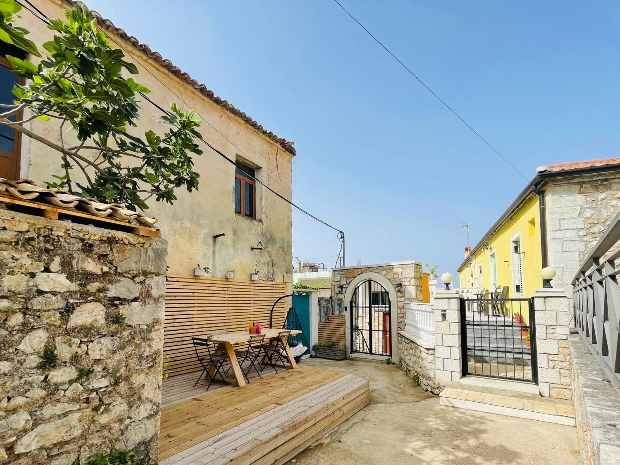 Guesthouse Near The Castle Of Himare Exteriör bild
