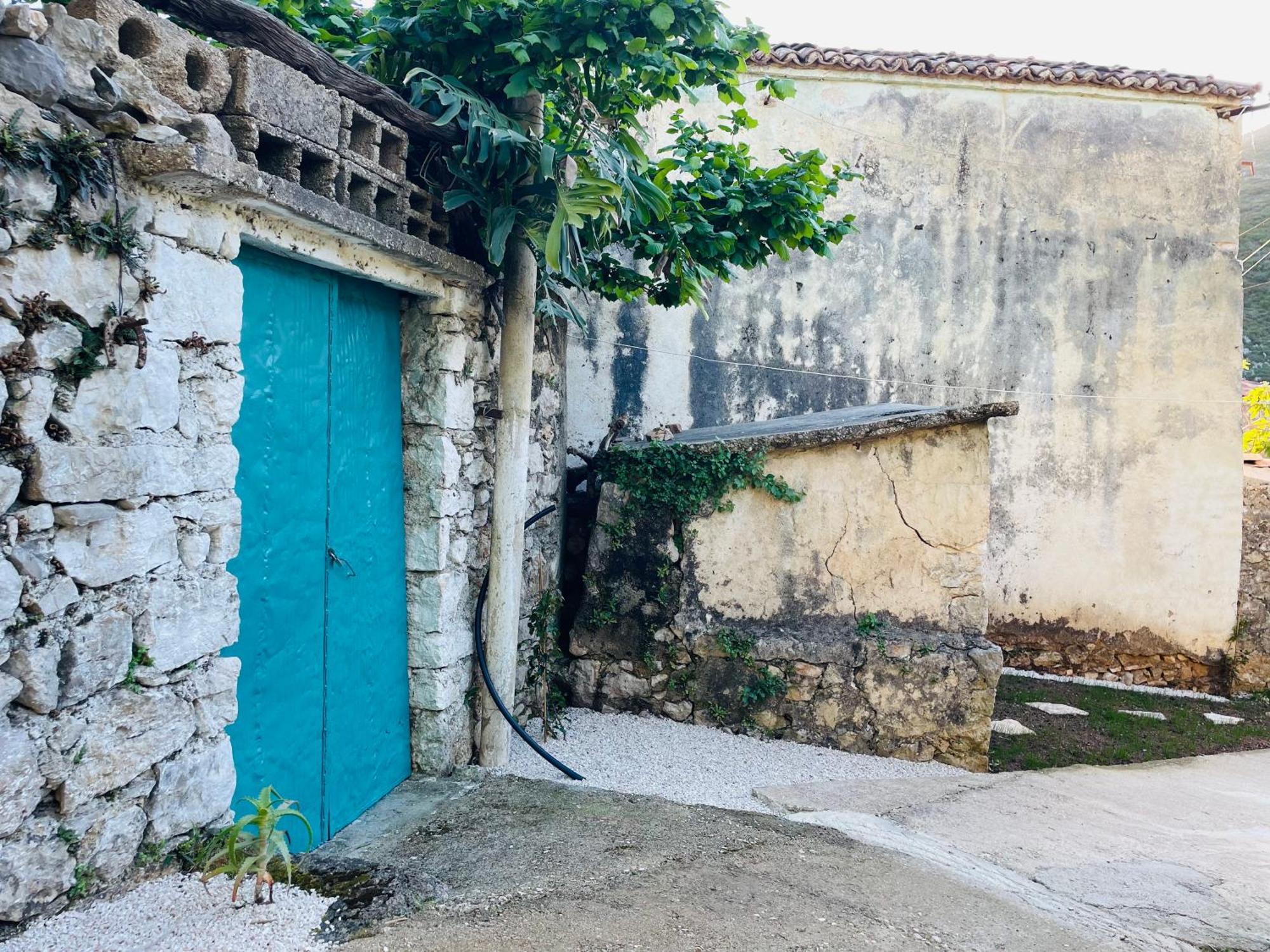 Guesthouse Near The Castle Of Himare Exteriör bild
