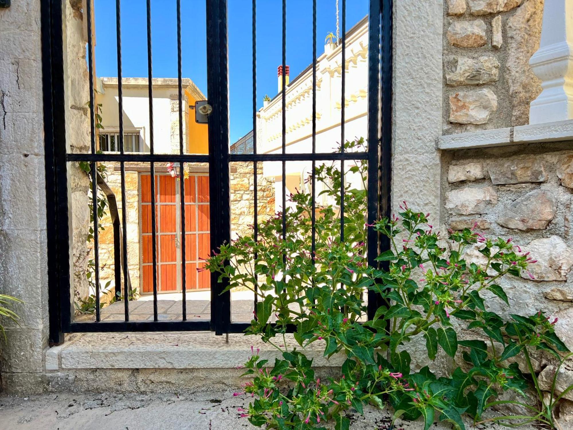 Guesthouse Near The Castle Of Himare Exteriör bild