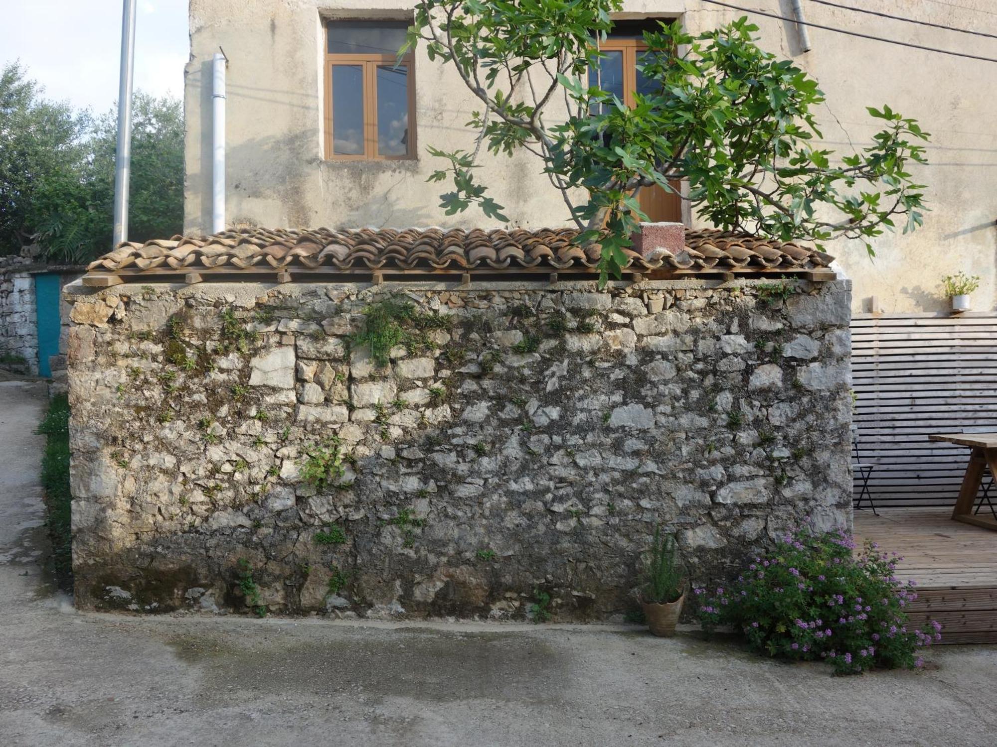 Guesthouse Near The Castle Of Himare Exteriör bild